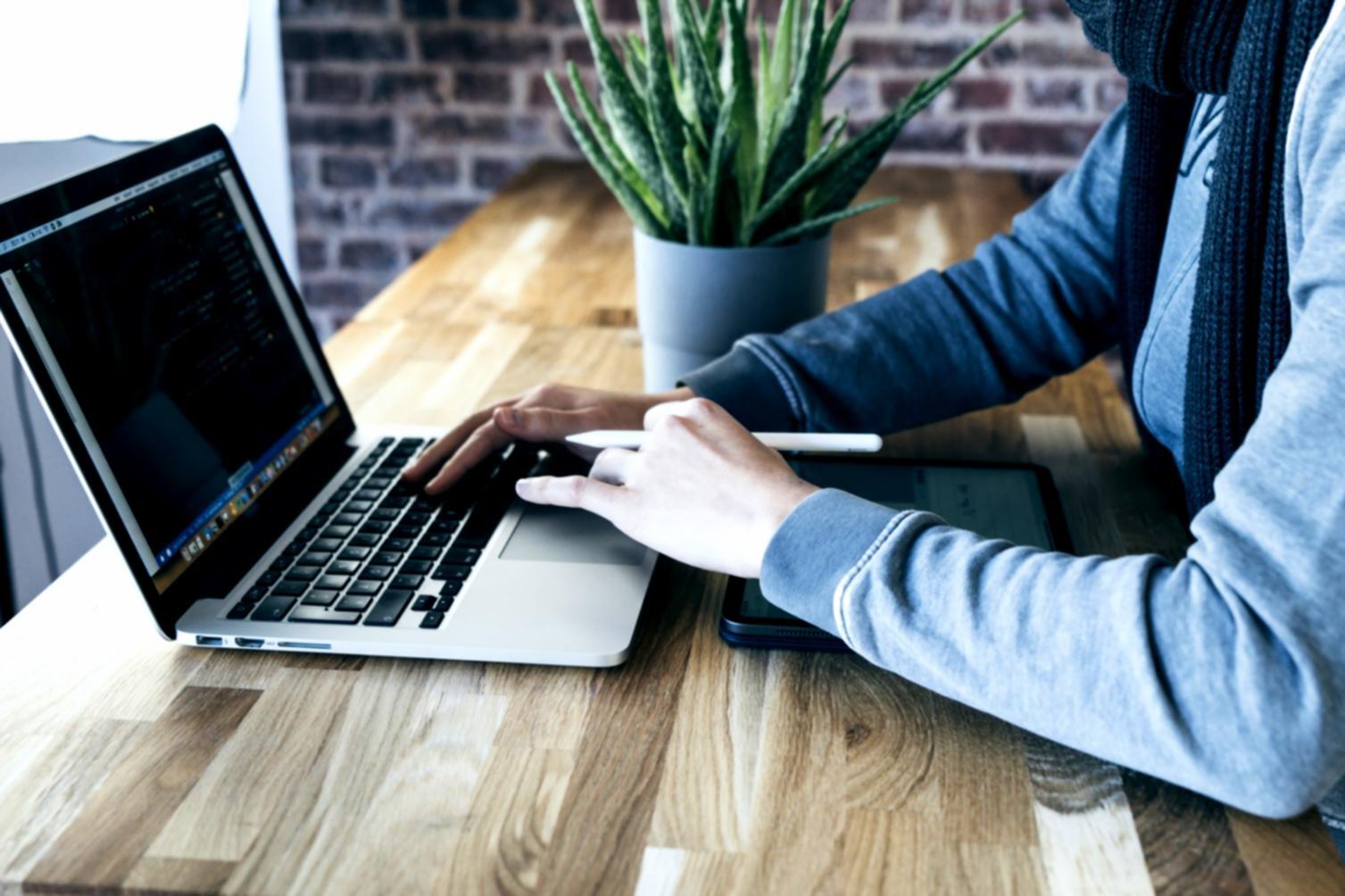 Moderne Büroumgebung mit Finanzplanungs-Software auf verschiedenen Bildschirmen