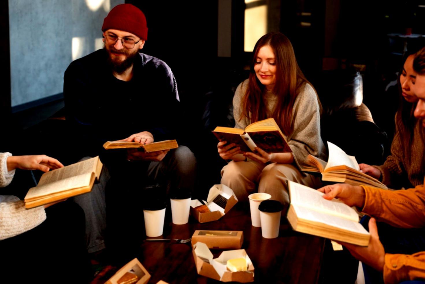 Schulungsraum mit Computern und modernem Equipment für Budgetsoftware-Training