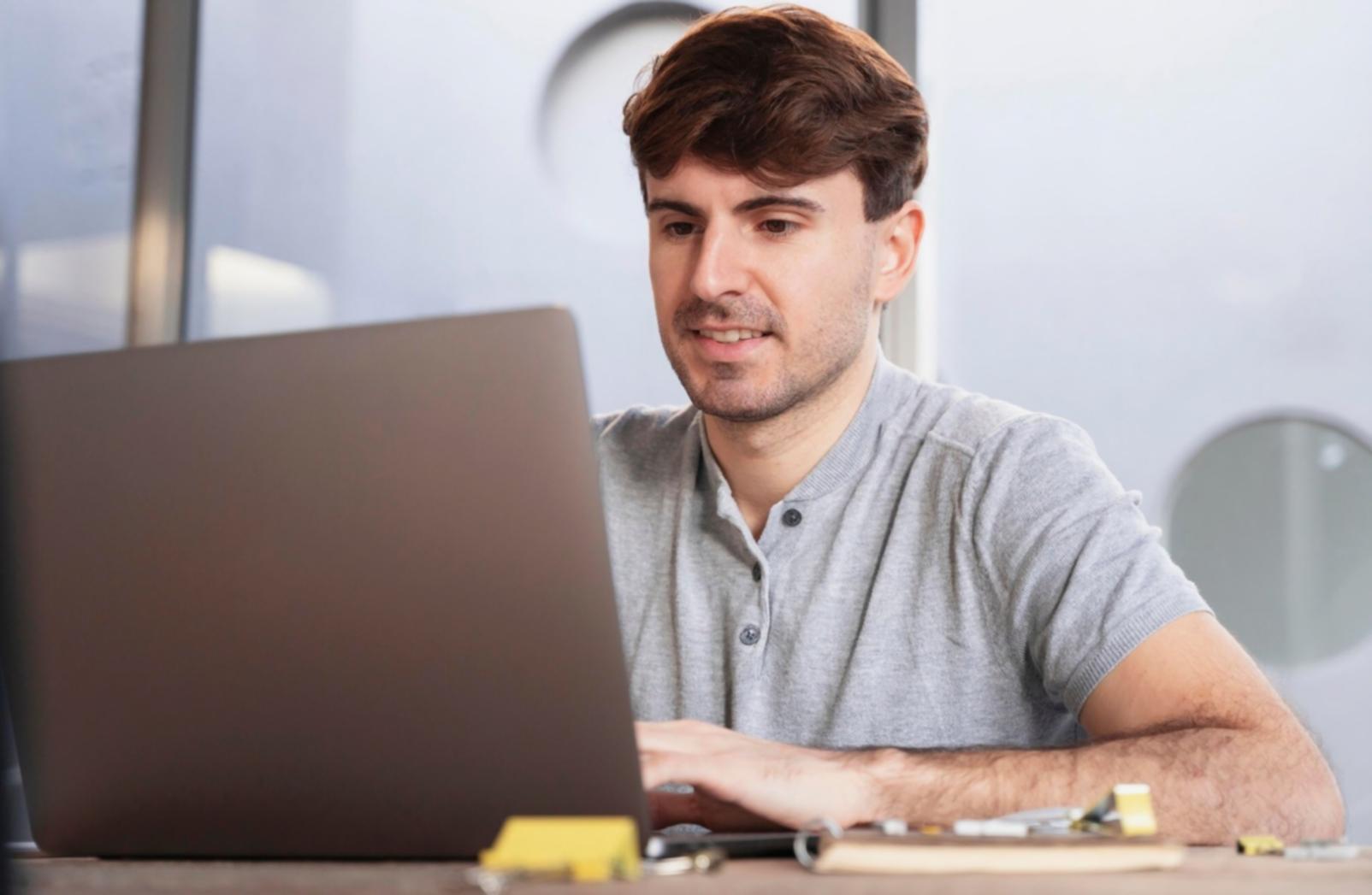 Moderner Arbeitsplatz mit Budgetsoftware auf dem Bildschirm